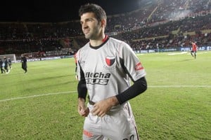 De vuelta en casa. El "Animal" del gol, Emmanuel Gigliotti en el Cementerio de los Elefantes, jugando en Primera División con la alternativa sabalera. Ahora, a los 37 años, está de retorno en Colón para ir por el sueño del ascenso. Crédito: Mauricio Garín.