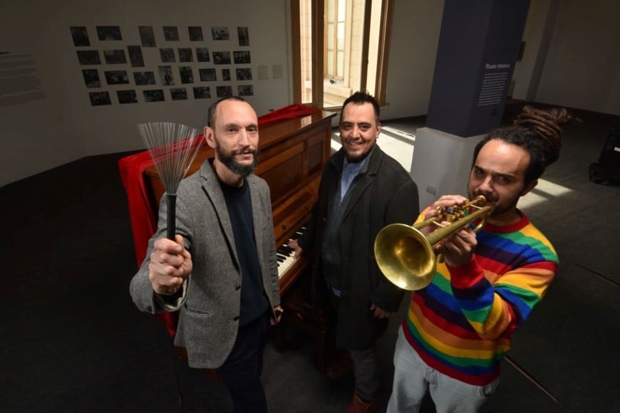 Santa Fe Jazz Campus: Casas, López y Dallo, posando para El Litoral en agosto de 2023, en la sala Ariel Ramírez de la Estación Belgrano.