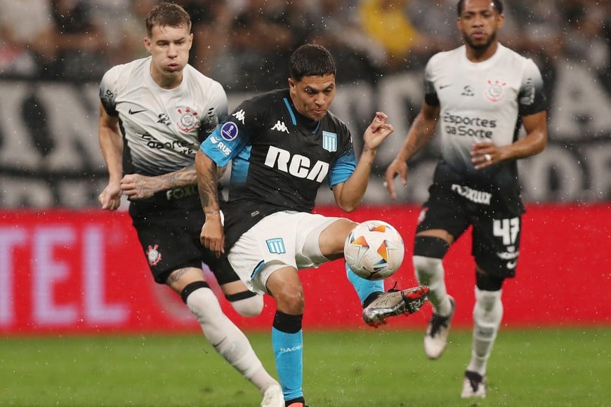 Soccer Football - Copa Sudamericana - Semi Final - First leg - Corinthians v Racing Club - Corinthians Arena, Sao Paulo, Brazil - October 24, 2024  
Racing Club's Juan Fernando Quintero in action with Corinthians' Charles REUTERS/Carla Carniel