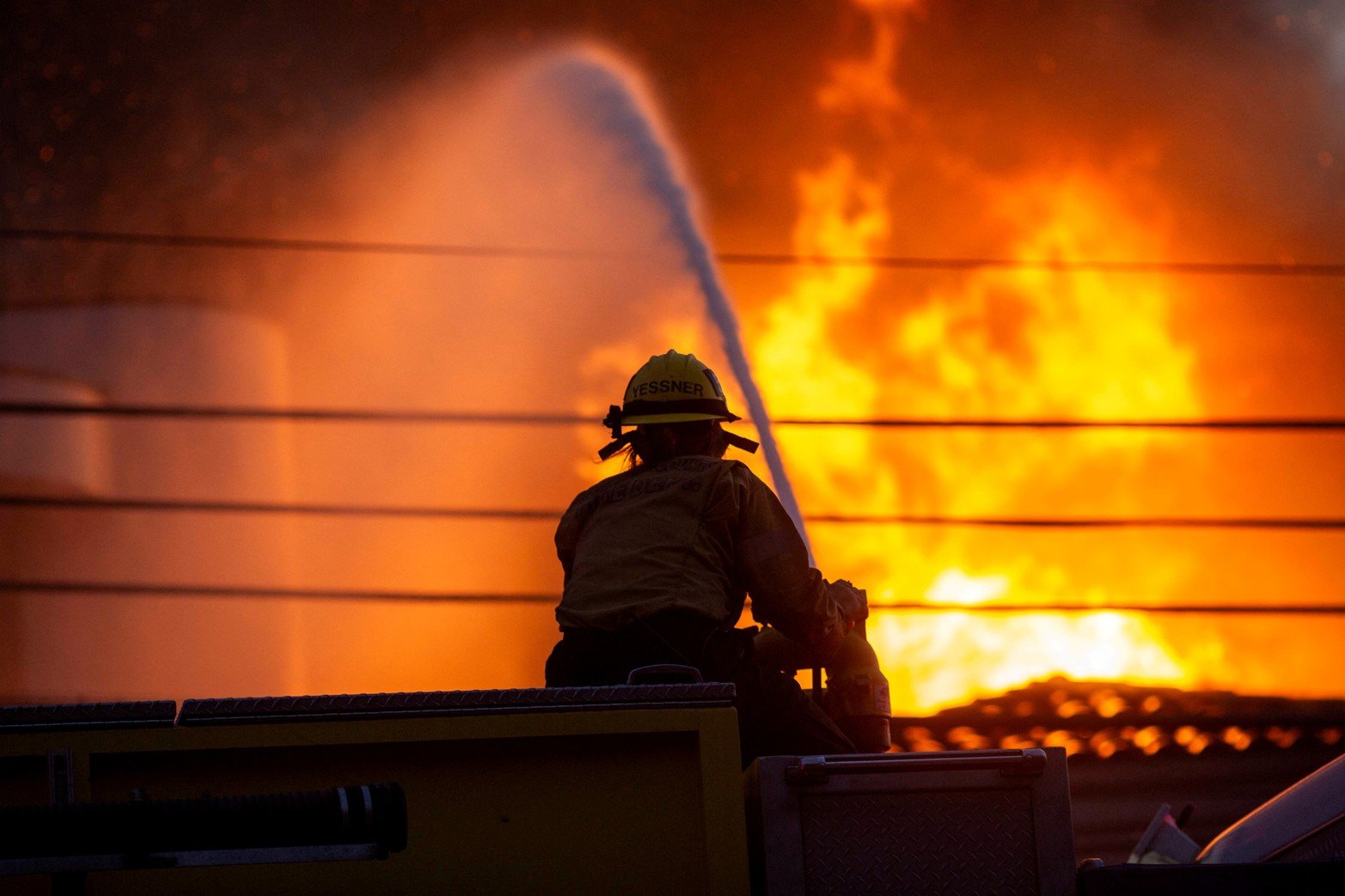 Un bombero lucha contra el incendio Palisades mientras arde durante una tormenta de viento. Créditos: Ringo Chiu 