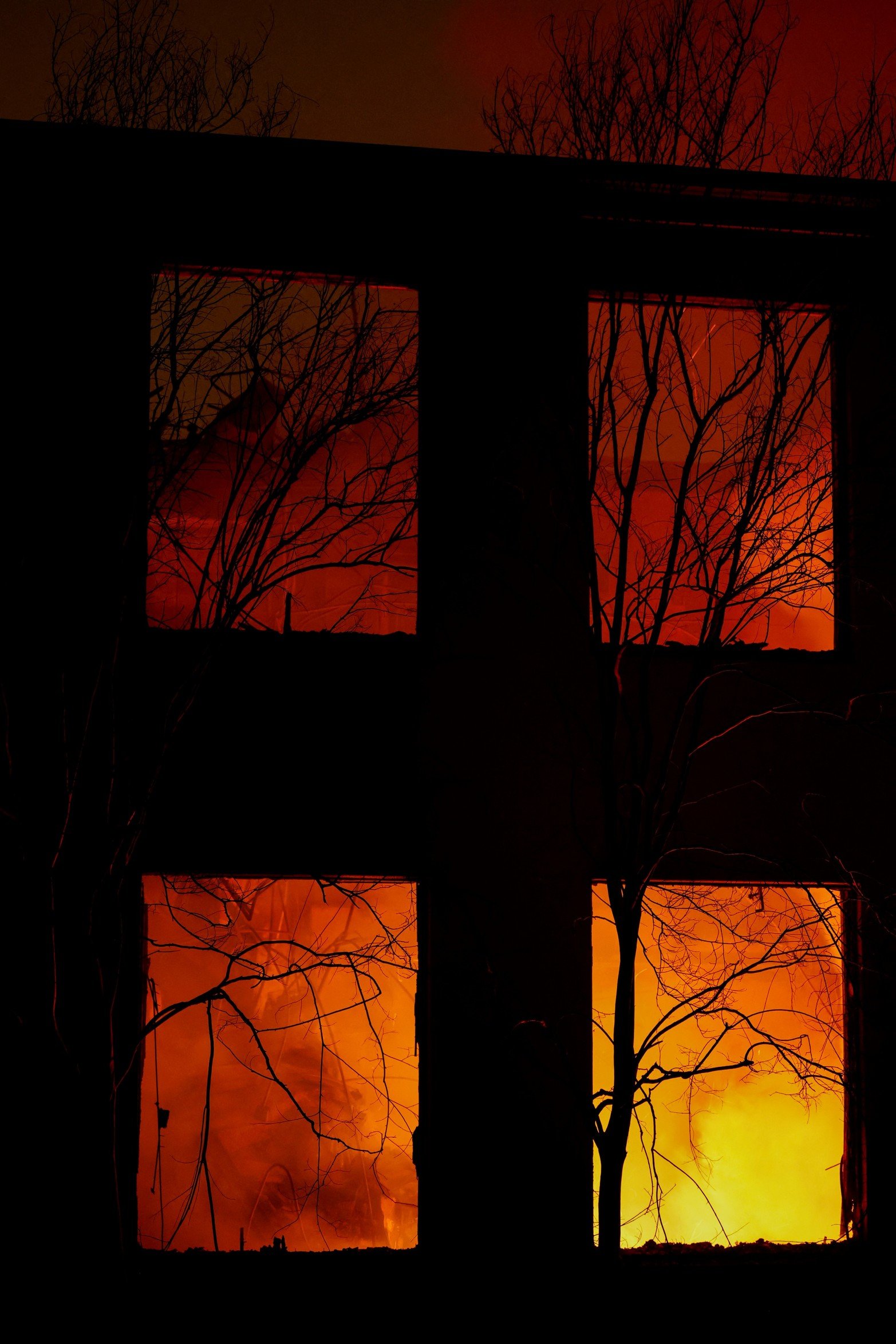 Las llamas se ven a través de una ventana de un edificio en llamas. Créditos: Fred Greaves/Reuters
