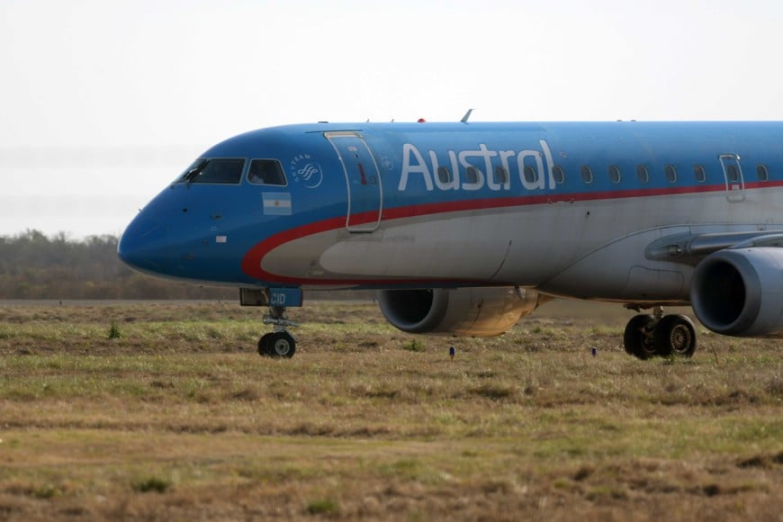 La conexión Santa Fe - Buenos Aires, de momento el único vuelo que se ofrece desde Sauce Viejo. Foto: Manuel Fabatía