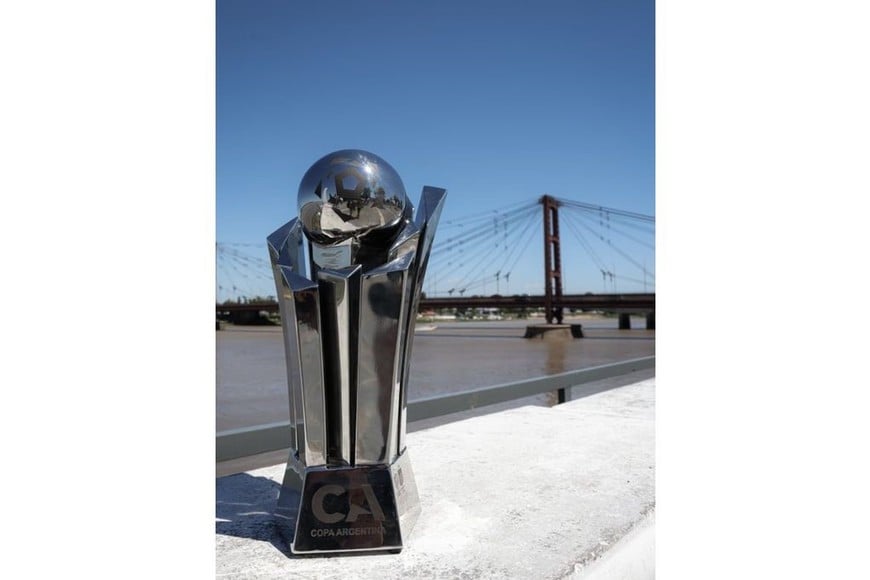 En la foto, el trofeo para el campeón con el fondo del Puente Colgante.