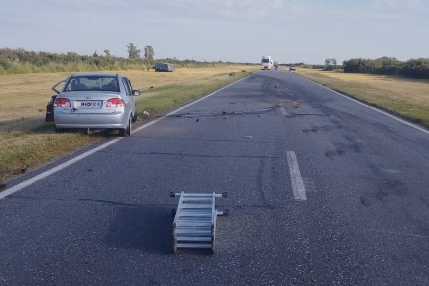 El camión involucrado en el siniestro terminó en la banquina tras el impacto.