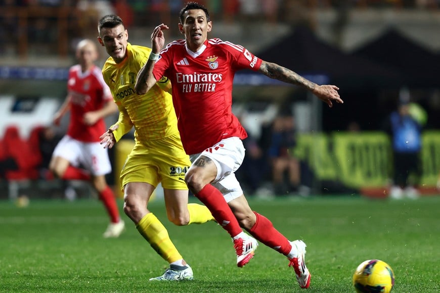 Portuguese League Cup - Semi Final - Benfica v S.C. Braga - Estadio Dr. Magalhaes Pessoa, Leiria, Portugal - January 8, 2025
Benfica's Angel Di Maria in action with S.C. Braga's Adrian Marin REUTERS/Rodrigo Antunes