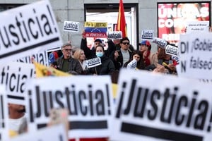 Supporters of Venezuelan opposition leader Edmundo Gonzalez rally in solidarity with protests in Venezuela against Friday’s inauguration of President Nicolas Maduro, in central Madrid, Spain, January 9, 2025. REUTERS/Violeta Santos Moura