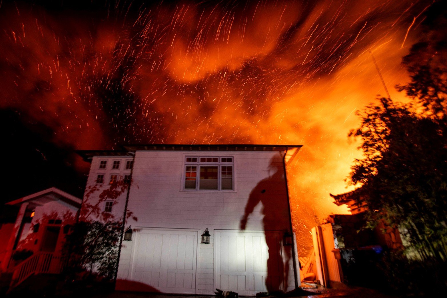 El viento azota las brasas mientras el fuego de Palisades arde durante una tormenta de viento. Créditos: Ringo Chiu 