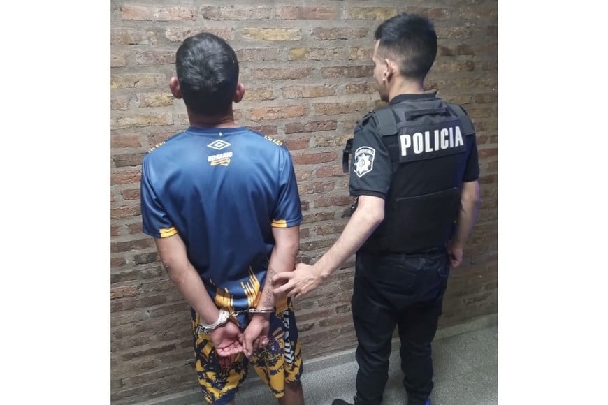 Cuando lo arrestaron, el joven tenía puesta la roba que había robado minutos atrás. Crédito: Unidad Regional XVII.