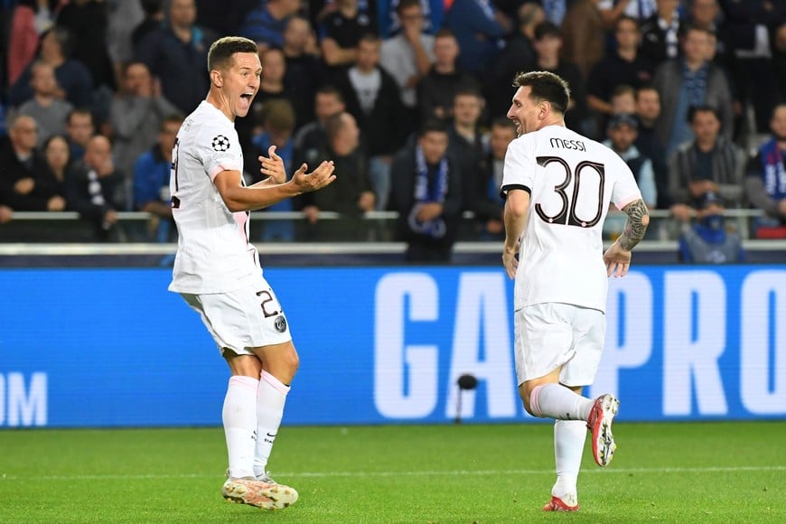 Soccer Football - Champions League - Group A - Club Brugge v Paris St Germain - Jan Breydel Stadium, Bruges, Belgium - September 15, 2021  Paris St Germain's Ander Herrera celebrates scoring their first goal with Lionel Messi REUTERS/Piroschka Van De Wouw