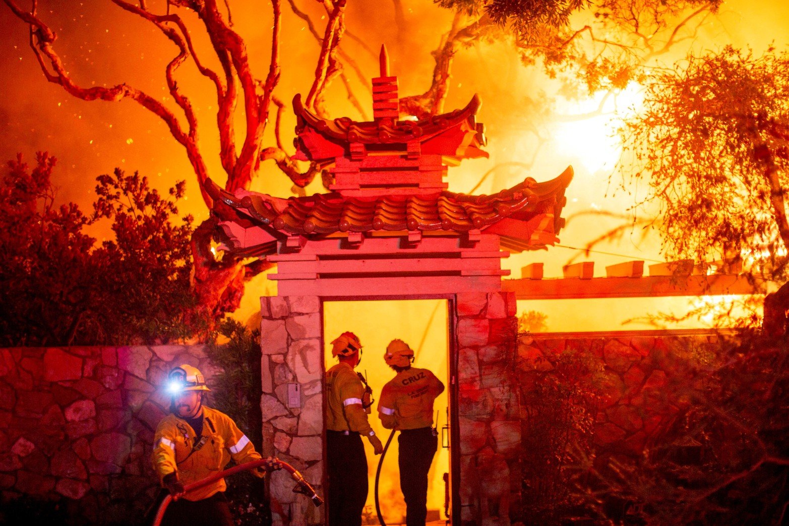 Los bomberos luchan contra el incendio. Créditos: Ringo Chiu 