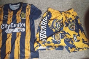 Las prendas de vestir de Rosario Central que le secuestraron al muchacho. Crédito: Unidad Regional XVII.