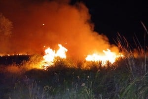 Incendio de campo donde quemaron cables que robaron, lo que generó un apagón. Crédito: Bomberos Voluntarios de Coronda.