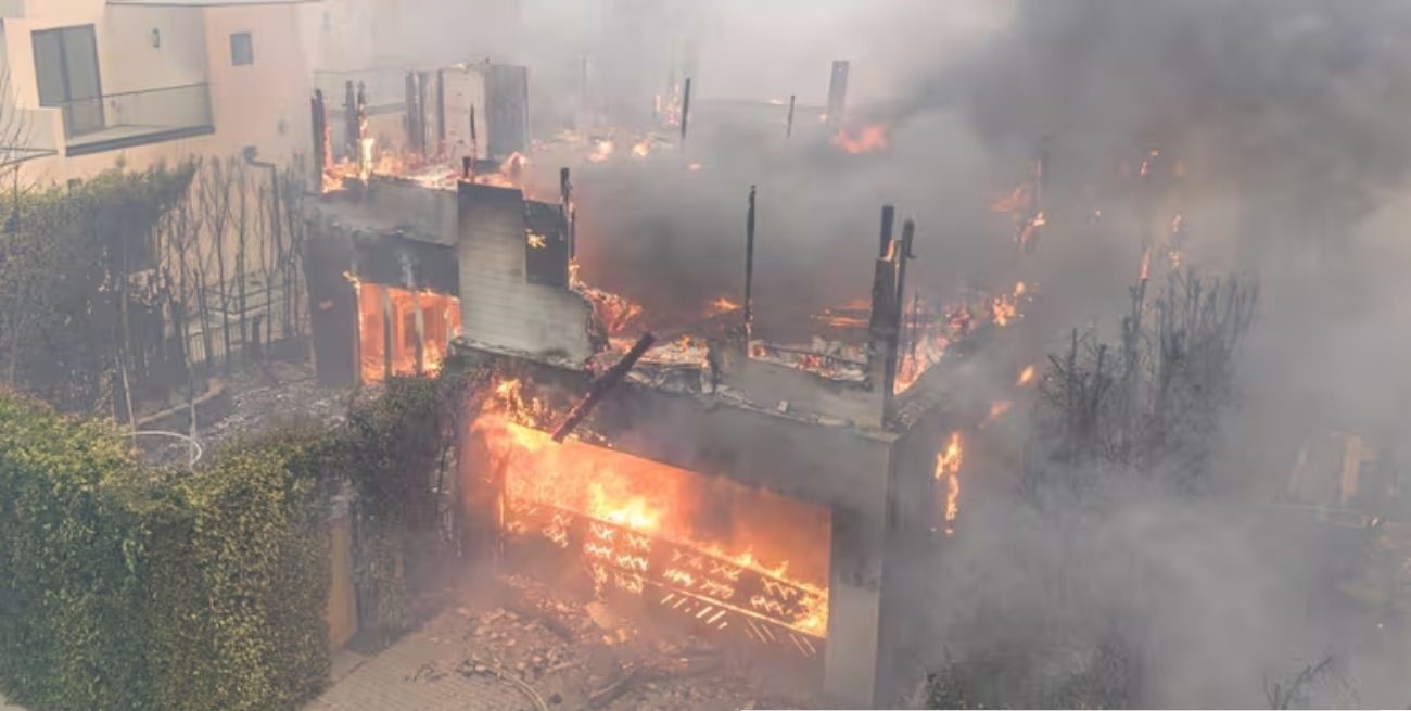 Incendio forestal en Los Ángeles obliga a la evacuación de celebridades