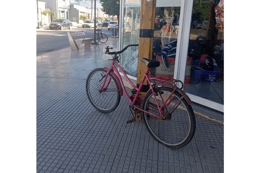 Así dejó la bicicleta, atada en la puerta del negocio que entró a robar. Crédito: Unidad Regional XVII.