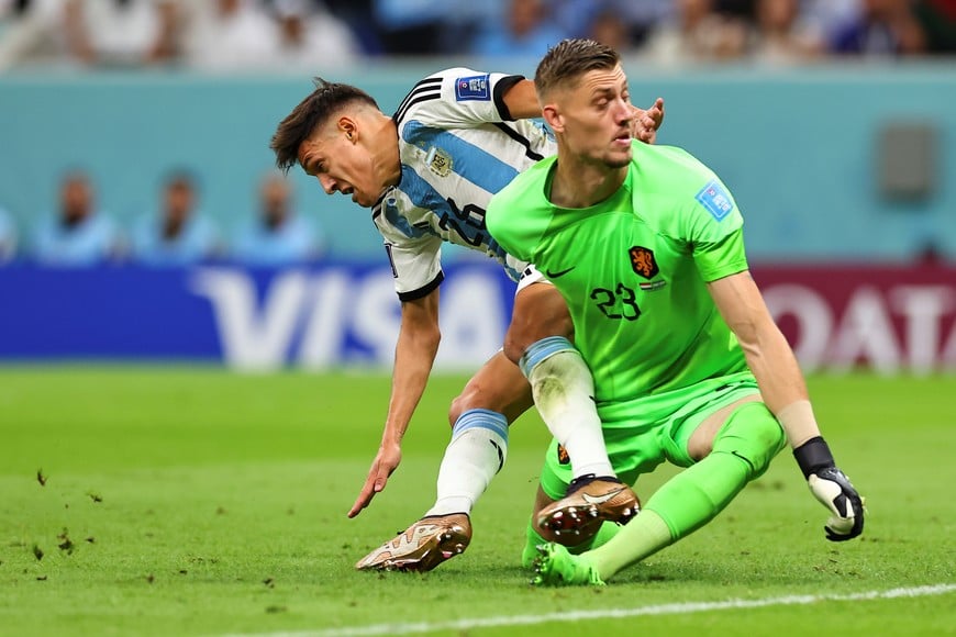 (221209) -- LUSAIL, 9 diciembre, 2022 (Xinhua) -- Nahuel Molina (i), de Argentina, disputa el balón con Andries Noppert, guardameta de Países Bajos, durante el partido correspondiente a los cuartos de final entre Países Bajos y Argentina en la Copa Mundial de la FIFA 2022, en el Estadio Lusail, en Lusail, Qatar, el 9 de diciembre de 2022. (Xinhua/Ding Xu) (jg) (ra) (vf)