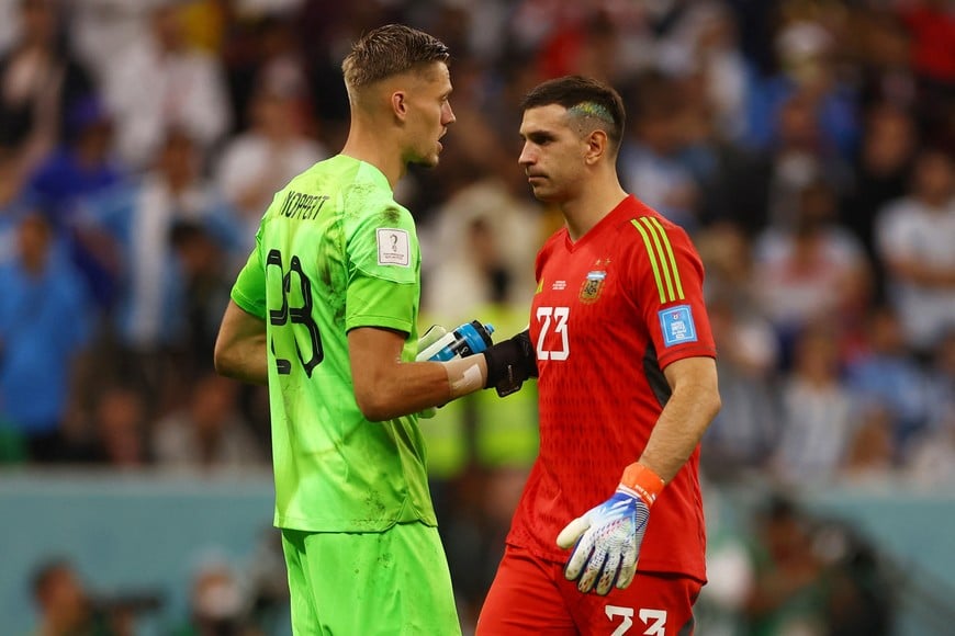 Soccer Football - FIFA World Cup Qatar 2022 - Quarter Final - Netherlands v Argentina - Lusail Stadium, Lusail, Qatar - December 10, 2022
Netherlands' Andries Noppert and Argentina's Emiliano Martinez before the penalty shoot out REUTERS/Kai Pfaffenbach