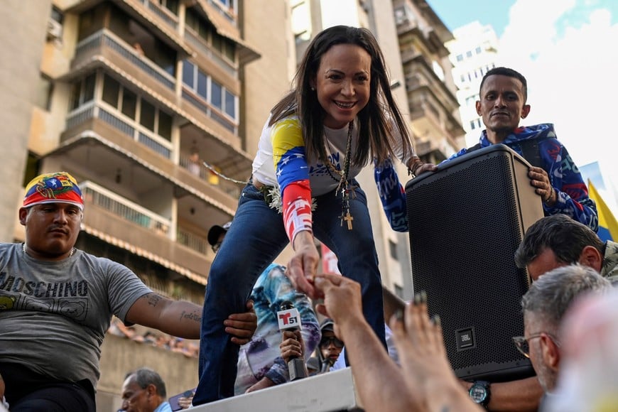 Venezuelan opposition leader Maria Corina Machado interacts with supporters at a protest ahead of the Friday inauguration of President Nicolas Maduro for his third term, in Caracas, Venezuela January 9, 2025. REUTERS/Maxwell Briceno