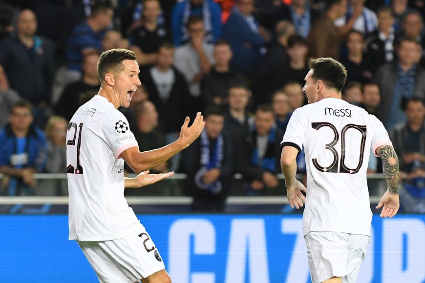 Soccer Football - Champions League - Group A - Club Brugge v Paris St Germain - Jan Breydel Stadium, Bruges, Belgium - September 15, 2021  Paris St Germain's Ander Herrera celebrates scoring their first goal with Lionel Messi REUTERS/Piroschka Van De Wouw