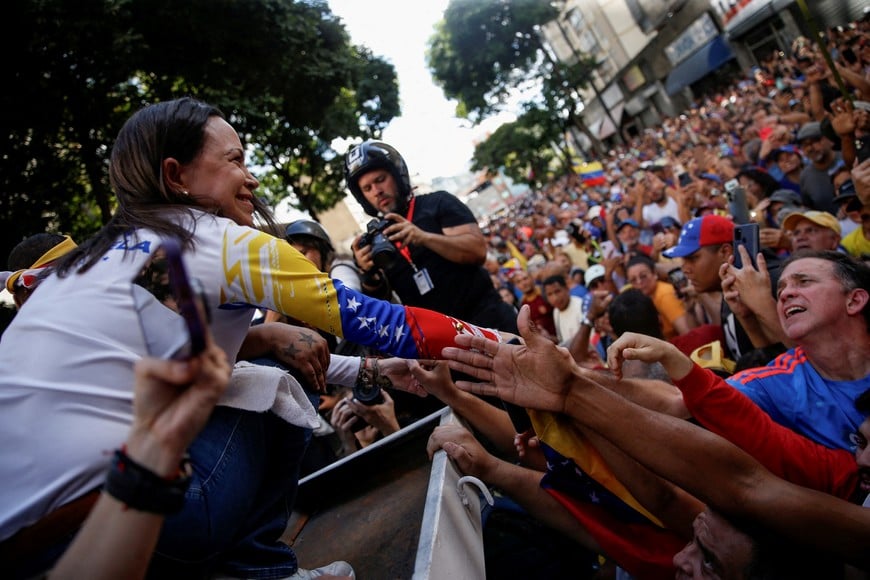 Venezuelan opposition leader Maria Corina Machado greets supporters at a protest ahead of the Friday inauguration of President Nicolas Maduro for his third term, in Caracas, Venezuela January 9, 2025. REUTERS/Leonardo Fernandez Viloria     TPX IMAGES OF THE DAY