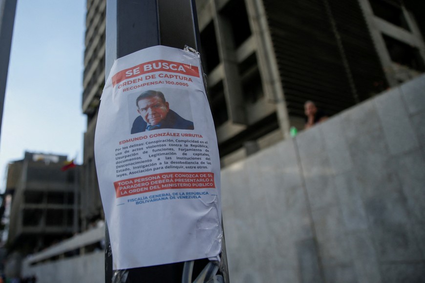 A flyer showing Venezuelan opposition leader Edmundo Gonzalez is attached to a pole, days before President Nicolas Maduro is set to officially begin his third term in office, in Caracas, Venezuela January 8, 2025. REUTERS/Leonardo Fernandez Viloria