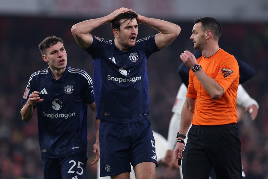 Soccer Football - FA Cup - Third Round - Arsenal v Manchester United - Emirates Stadium, London, Britain - January 12, 2025
Manchester United's Manuel Ugarte and Harry Maguire remonstrate with referee Andy Madley REUTERS/David Klein