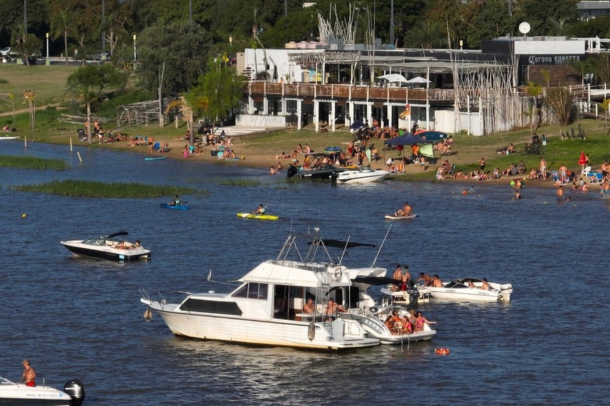 La laguna Setúbal a pleno en la temporada de verano. Foto: Fernando Nicola