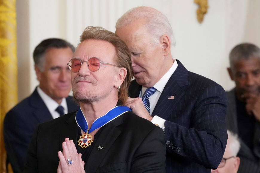 U.S. President Joe Biden presents the Presidential Medal of Freedom to singer Bono in the East Room of the White House, in Washington, U.S. January 4, 2025. REUTERS/Ken Cedeno