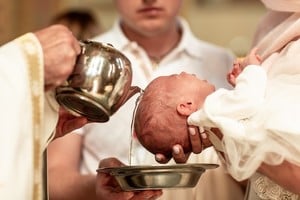 A través del bautismo nos hacemos cristianos, nos incorporamos a Cristo, que entra en nuestra vida con su gracia.