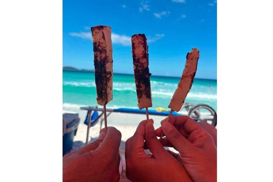 Autoridades locales advierten por la comida sin verificación oficial en la playa.