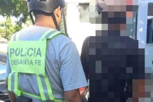 El iracundo sujeto fue trasladado a la comisaría hasta que calme sus ánimos. Crédito: El Litoral.