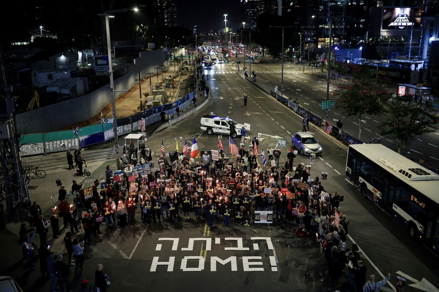 Supporters of Israeli hostages, kidnapped during the deadly October 7 2023 attack by Hamas, block a road as they demand a deal during a protest amid ongoing negotiations for a ceasefire in Gaza, in Tel Aviv, Israel January 13, 2025. REUTERS/Itai Ron.   ISRAEL OUT. NO COMMERCIAL OR EDITORIAL SALES IN ISRAEL     TPX IMAGES OF THE DAY