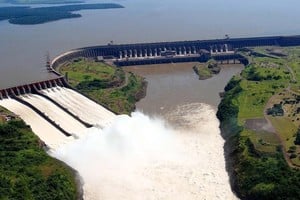 Itaipú (Brasil-Paraguay) podría proveer parte de la energía que demandará la Argentina en su "domo de calor".