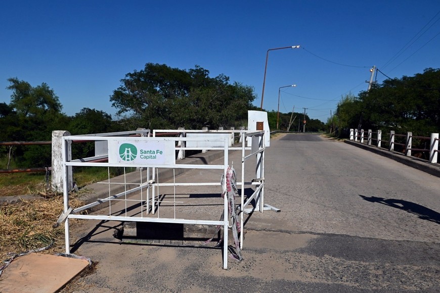 El socavón se formó en el estribo este del puente aliviador de acceso al barrio costero.

José Almeida (Gentileza MCSF).