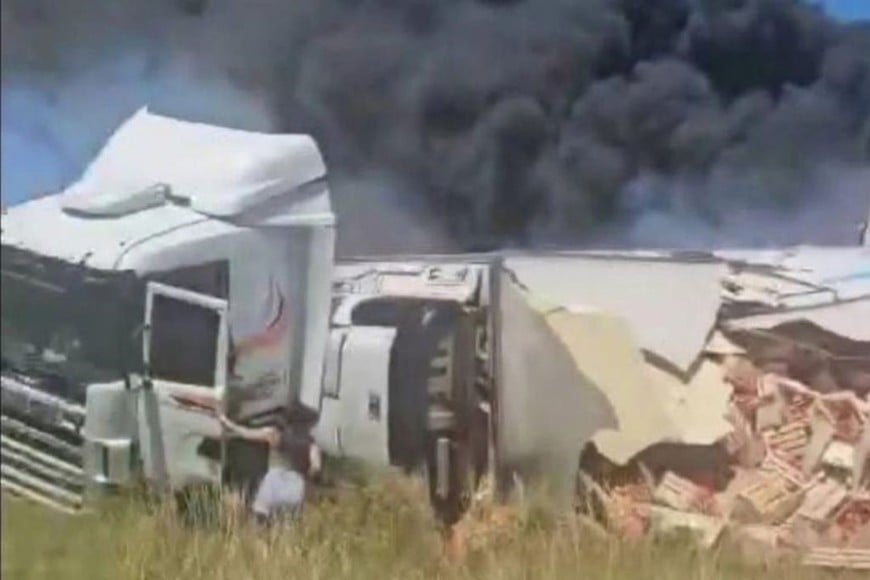 Una mujer que transitaba por el lugar ayudó al camionero a salir.