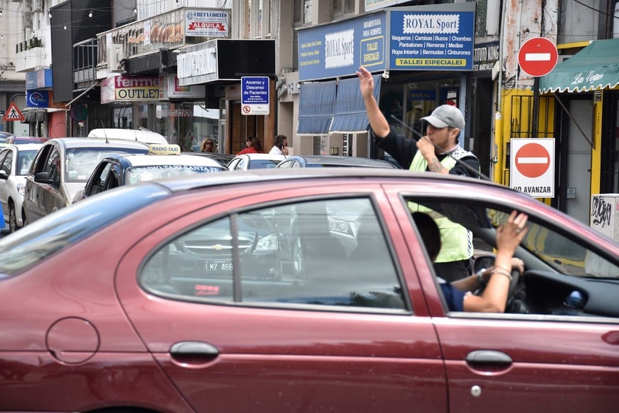 Un inspector de tránsito “hace lo que puede” en una esquina de la ciudad.