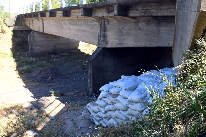 El socavón se formó en el estribo este del puente aliviador de acceso al barrio costero.

José Almeida (Gentileza MCSF).