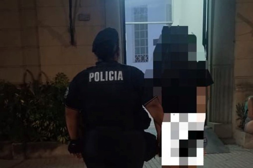 La mujer fue aprehendida por Violación de domicilio.