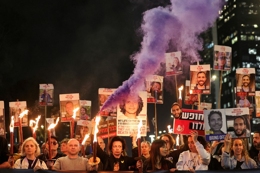 Supporters of Israeli hostages, who were kidnapped during the deadly October 7 2023 attack by Hamas, attend a protest to demand a deal to bring every hostage home at once, amid Gaza ceasefire negotiations, in Tel Aviv, Israel, January 15, 2025. REUTERS/Ronen Zvulun     TPX IMAGES OF THE DAY