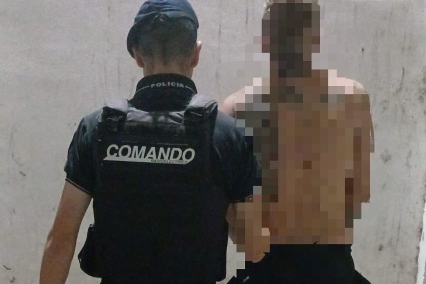 Al llegar la policía, el individuo ya estaba reducido.