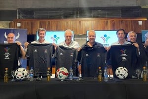 Entre organizadores de ambas ciudades, se encuentra Nery Pumpido; "padrino" del torneo.