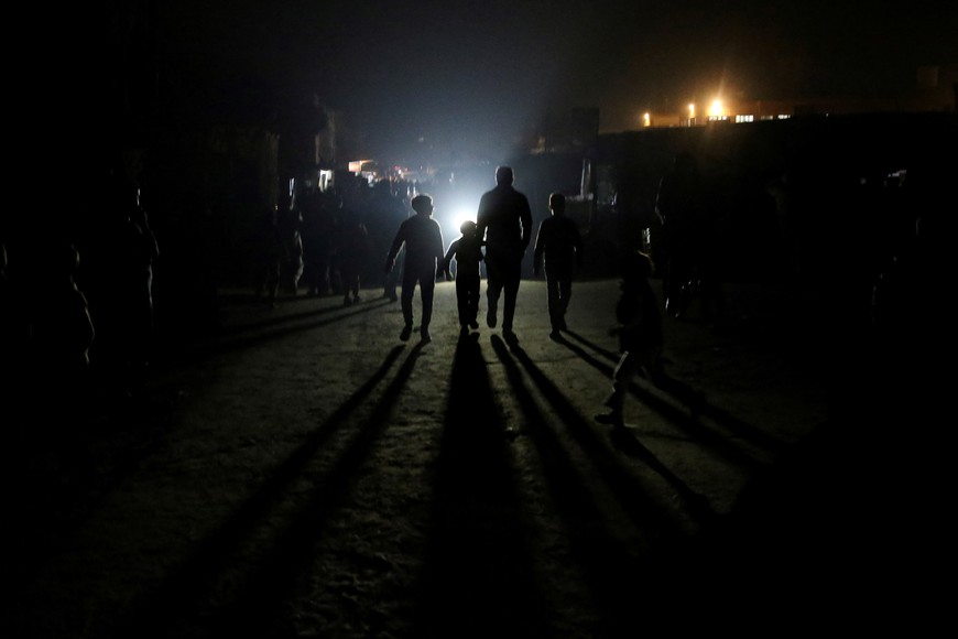 Palestinians react to news on a ceasefire deal with Israel, in Khan Younis in the southern Gaza Strip, January 15, 2025. REUTERS/Hatem Khaled