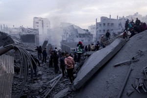 FILE PHOTO: Palestinians gather at the site of an Israeli strike on houses, amid Israel-Hamas conflict, in Gaza City January 4, 2025. REUTERS/Rami Ali/File Photo