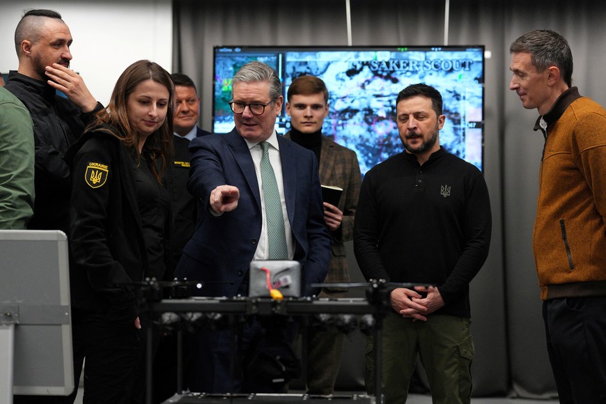 KYIV, UKRAINE - JANUARY 16: British Prime Minister Keir Starmer and Ukrainian President Volodymyr Zelensky attend a presentation of Ukrainian military drones at an undisclosed location on January 16, 2025 in Kyiv, Ukraine.  Carl Court/Pool via REUTERS