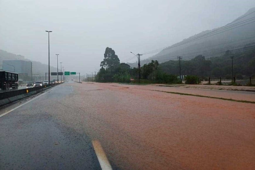 Caos y demoras por el agua acumulada.