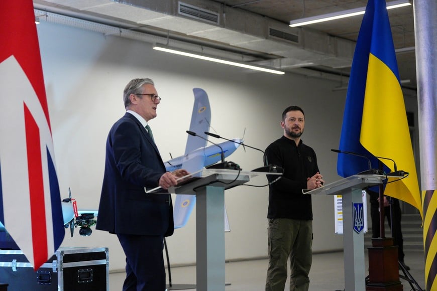 KYIV, UKRAINE - JANUARY 16: British Prime Minister Keir Starmer and Ukrainian President Volodymyr Zelensky speak to the press as they attend a presentation of Ukrainian military drones at an undisclosed location on January 16, 2025 in Kyiv, Ukraine.   Carl Court/Pool via REUTERS