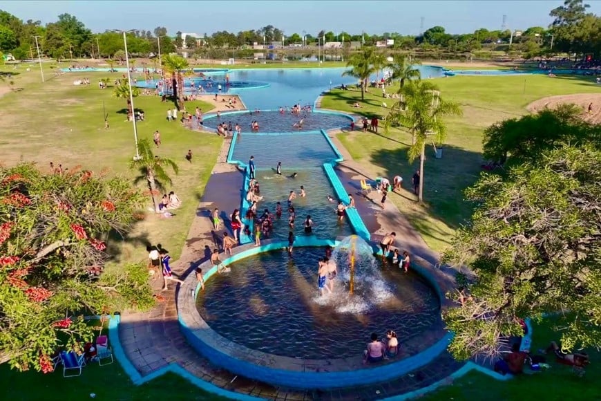 Los piletones del Parque Sur, a pleno para combatir el calor.