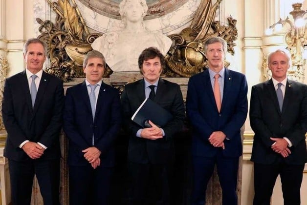 El presidente y su equipo económico.