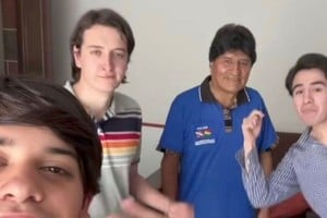 Facundo "Mini Néstor" Perez Ernst y Rodrigo Fronzo acompañan a Morales en el video.