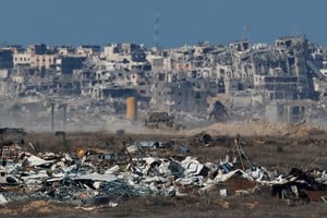 Un vehículo militar israelí maniobra dentro de la Franja de Gaza. Créditos: Reuters