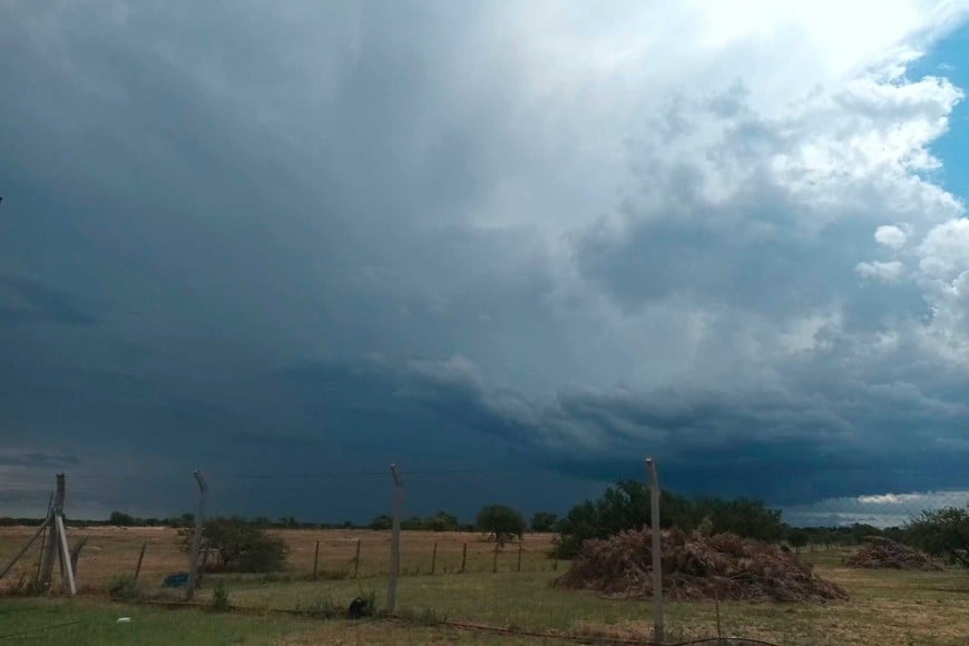 La tormenta vista desde el campo, en cercanías a la localidad.